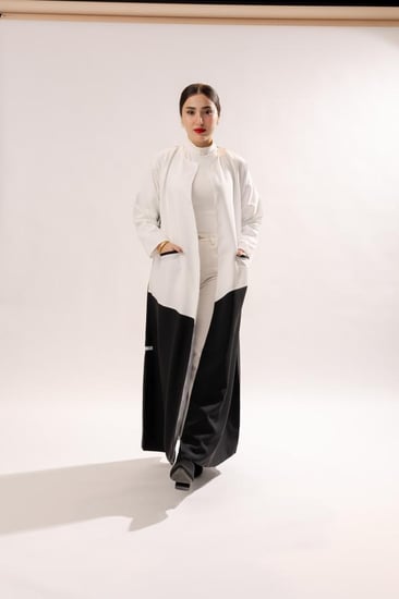 A08 - عباية مميّزة بتصميم نص أبيض ونص أسود.