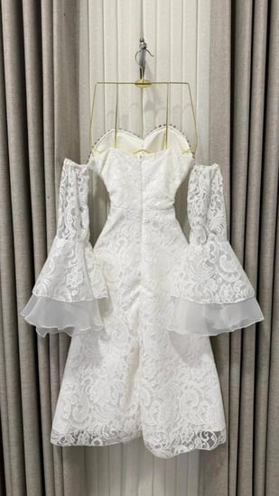 فستان سهرة دانتيل أبيض ناعم