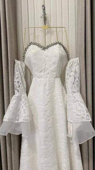 فستان سهرة دانتيل أبيض ناعم