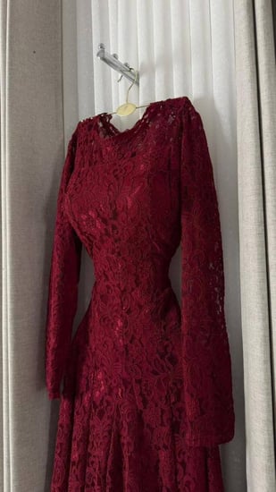 فستان سهرة دانتيل أحمر طويل