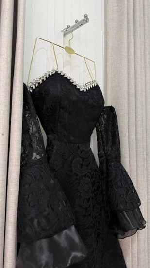 فستان دانتيل أسود قصير