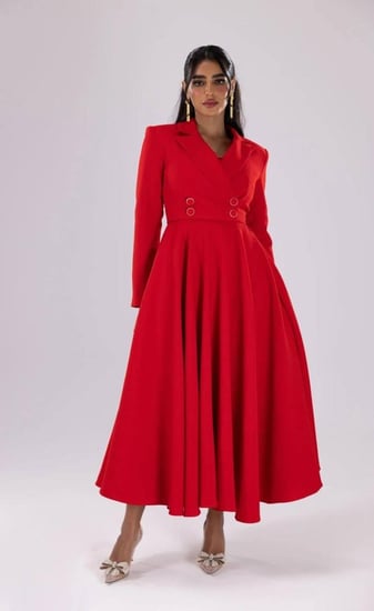فستان أحمر كلوش طويل مع جاكيت رسمي