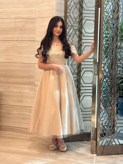 فستان بورغندي أنيق بتفاصيل فراشات ساحرة، مثالي للمناسبات الخاصة مع خدمة توصيل لجميع مناطق المملكة