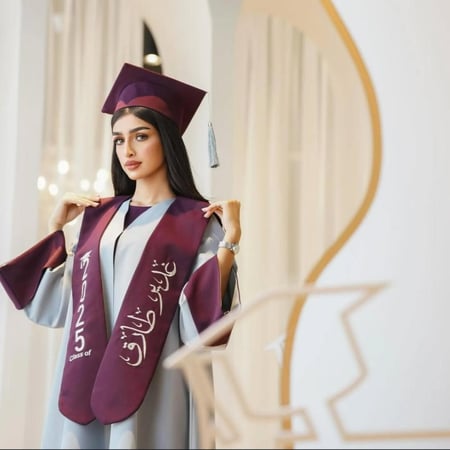 روب تخرج وشاح عنابي