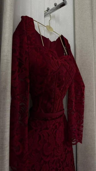 فستان سهرة دانتيل أحمر