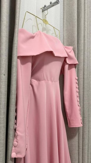 فستان سهرة وردي ناعم