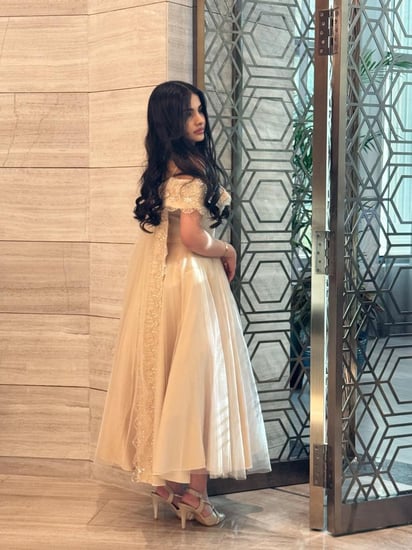 فستان بورغندي أنيق بتفاصيل فراشات ساحرة، مثالي للمناسبات الخاصة مع خدمة توصيل لجميع مناطق المملكة