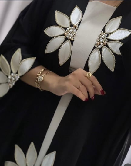 عباية العيد ورد ولؤلؤ وكرستال