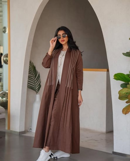 عباية مع بدلة داخلية من تنسيقات الصيف