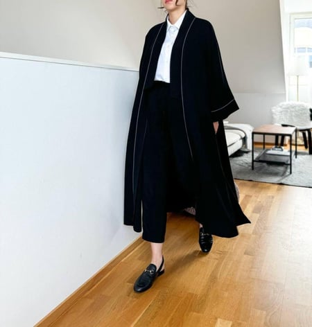 عباية بتصميم بسيط ومميز وقصة واسعة وقماش كريب صيفي