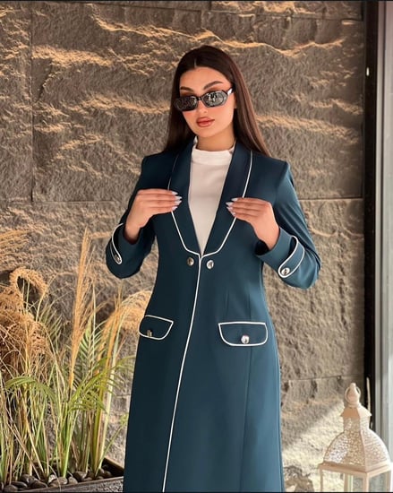 عباية بتصميم بليزر أنيق ومميز