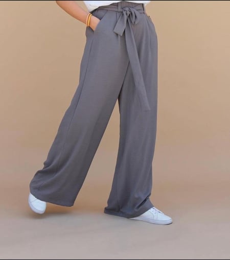 بنطال بقصة واسعة ومريحة