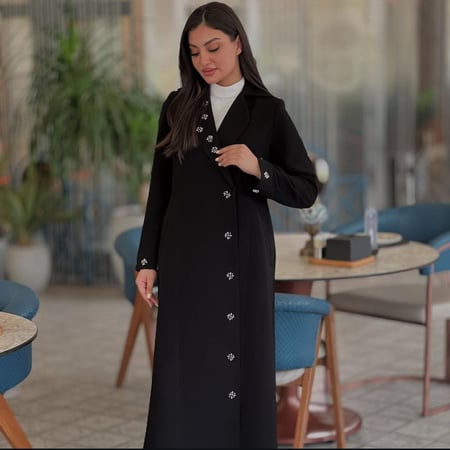 عباية بقصة بليزر مزينة بتطريز ورد أبيض