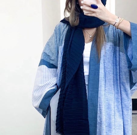 عباية بتصميم كلاسيكي بقماش لينن طبيعي و بدرجات اللون الأزرق الملكي