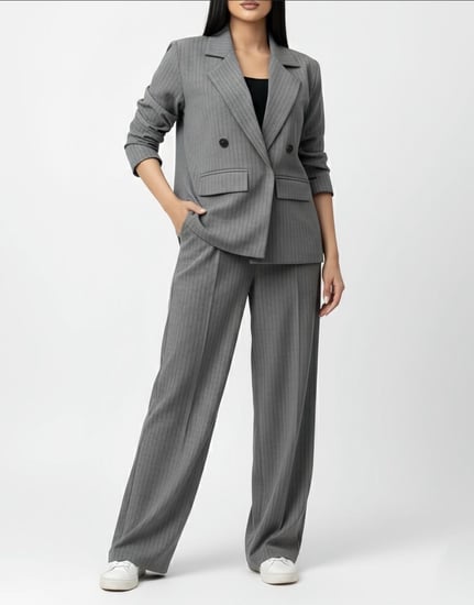 بدلة رسمية بروح أنثوية