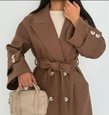 جاكيت شتوي باللون البني لون ترند لكل موسم