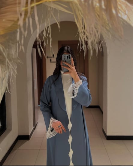 عباية بلون يفتح القلب وتجمع بين النعومة والرقي لكل مناسبة
