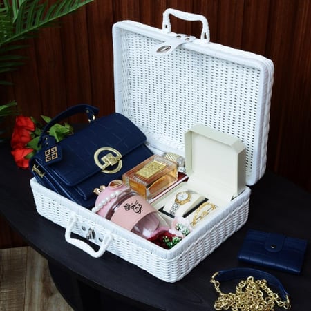 بوكس نسائي هدايا العيدشنطة مع عطر وساعة مديل