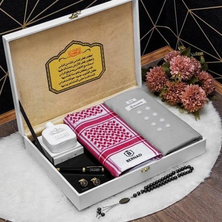 هدايا رجالي شتوي قماش وشماغ مع كتابه عباره والاسم فخامة وتمييز حسب الطلب