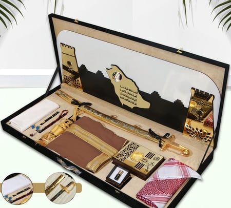 هديه رجالي بوكس ملكي يجمع بين الفخامة والتراث سيف عربي وشماغ وقماش ومبخره اكرليك مع مجموعه  اكسسوارات فخمه تصميم الصوره والعباره والاسم حسب الطلب حصري