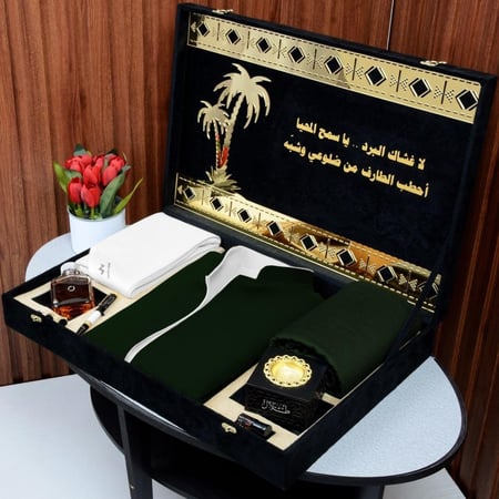 بوكس الشتاء رجالي سديري دبل فيس وجهين قماش خليه الهبه الشتاء شال كشميري ساده مع عطر ومجموعه من الاكسورات تصميم خاص