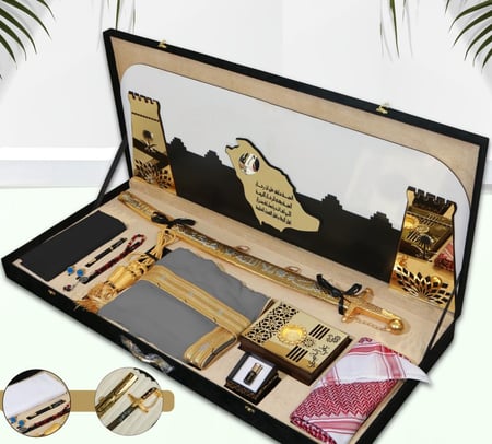 هديه رجالي بوكس ملكي يجمع بين الفخامة والتراث سيف عربي وشماغ وقماش ومبخره اكرليك مع مجموعه  اكسسوارات فخمه تصميم الصوره والعباره والاسم حسب الطلب حصري