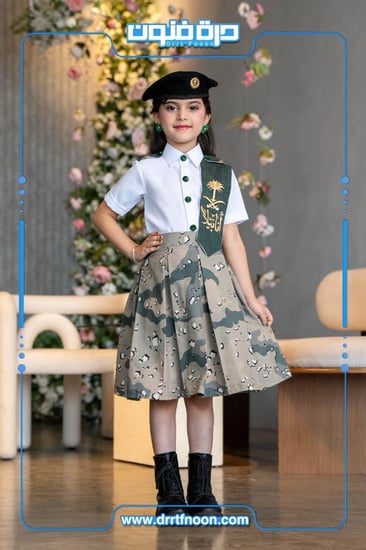 طقم عسكري بناتي لليوم الوطني تنورة قميص مطرز طاقية عسكرية