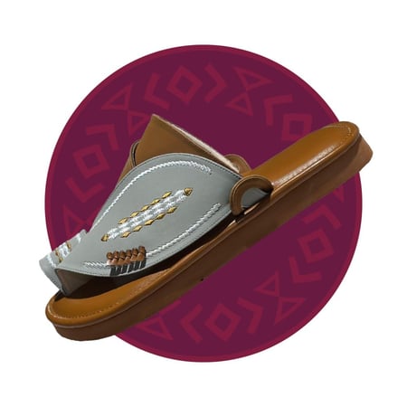 حذاء شرقي مطرز