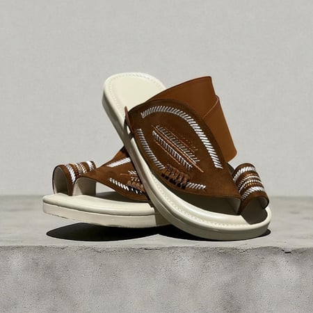 حذاء شرقي مطرز