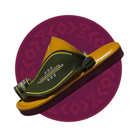 حذاء شرقي مطرز