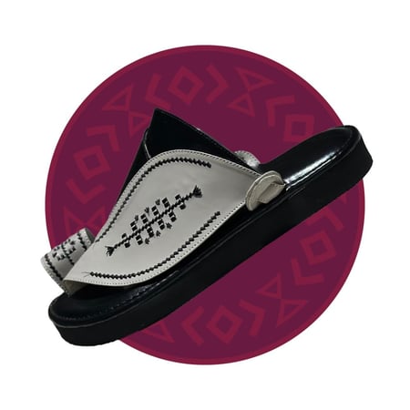 حذاء شرقي مطرز