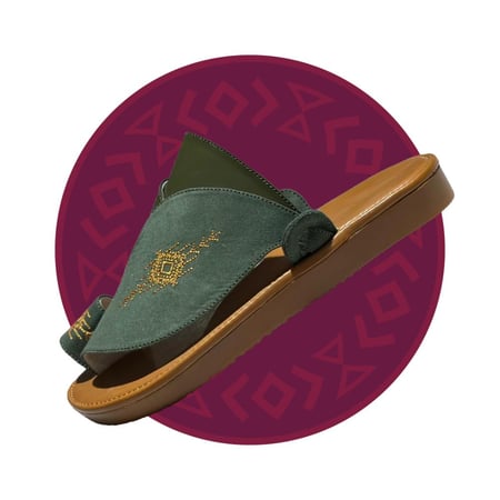 حذاء شرقي مطرز