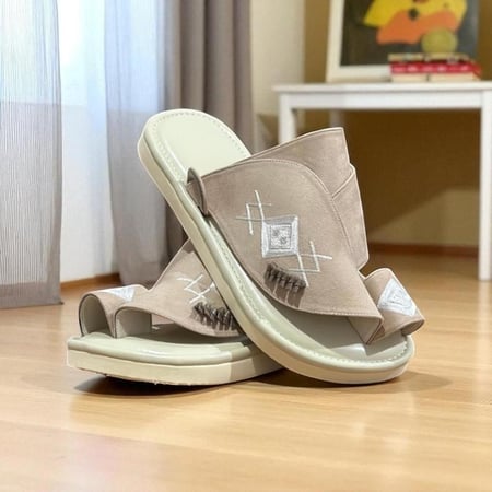 حذاء شرقي مطرز