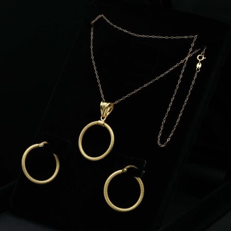 عقد وحلق ذهب دائري