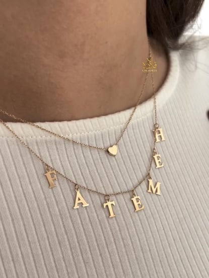 قلادة الطبقات: اسمك حرفًا حرفًا