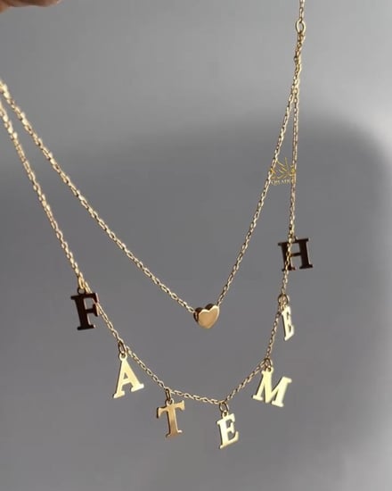 قلادة الطبقات: اسمك حرفًا حرفًا