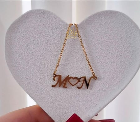 عقد يجمع-حرفين في بريق الذهب عيار 21.