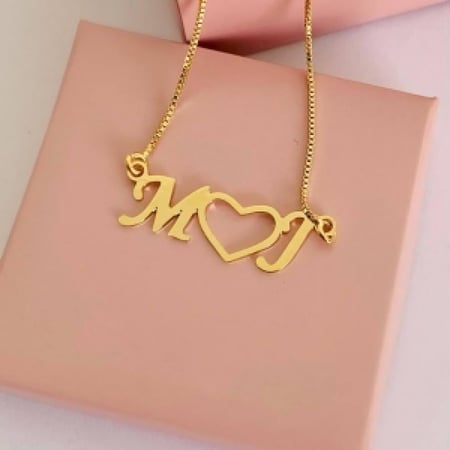 عقد يجمع-حرفين في بريق الذهب عيار 21.