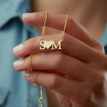 عقد يجمع-حرفين في بريق الذهب عيار 21.