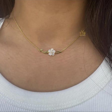 عقد "حب" الزهري: أناقة تنطق بالرقة