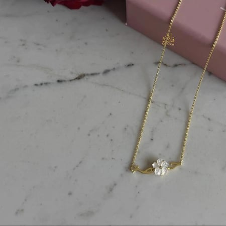 عقد "حب" الزهري: أناقة تنطق بالرقة