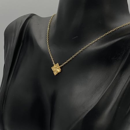 عقد ذهب عيار 21