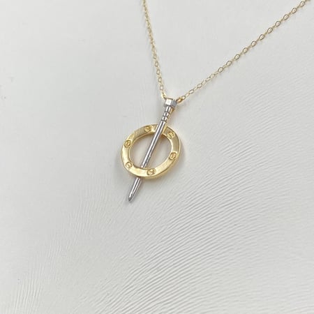 عقد مسمار كارتير ذهب عيار 18 بتصميم كلاسيكي مميز بوزن 1.2 جرام