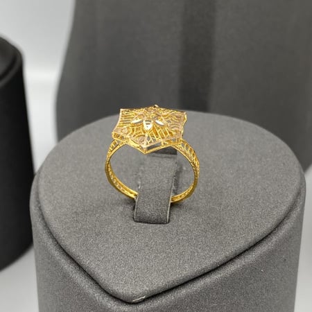 طقم ذهب عيار 21 تصميم سداسي متميز بوزن 11.19 جرام