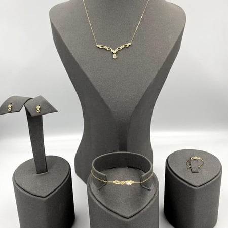 طقم ذهب عيار 18 تصميم أنيق وخرافي الوزن 3 جرام