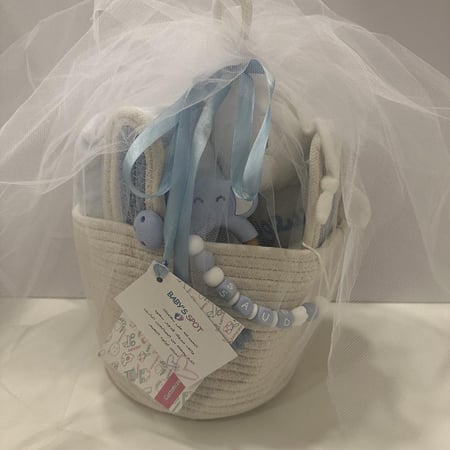 هديه عباره عن سله وبطانيه وتعليقه ودميه وبصمه الطفل