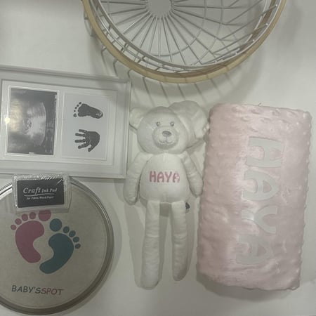 هديه عباره عن بطانيه وعجين البصمه وفريم الطفل في سله