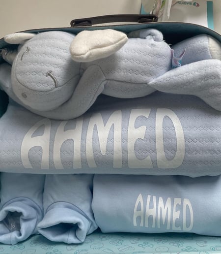 شنطه هديه مع دميه وبطانيه وبربتوز وجوربين