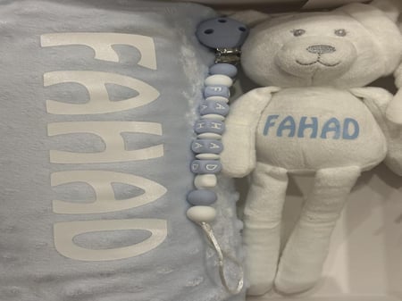 بوكس هديه كرتوني مع بطانيه بالاسم ودميه