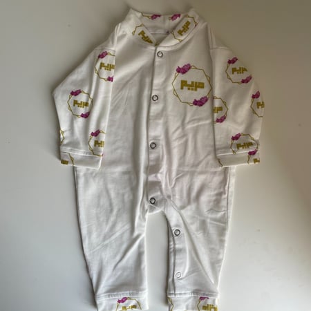 بكج هديه عباره عن طقم بالاسم جاهزه للاستلام